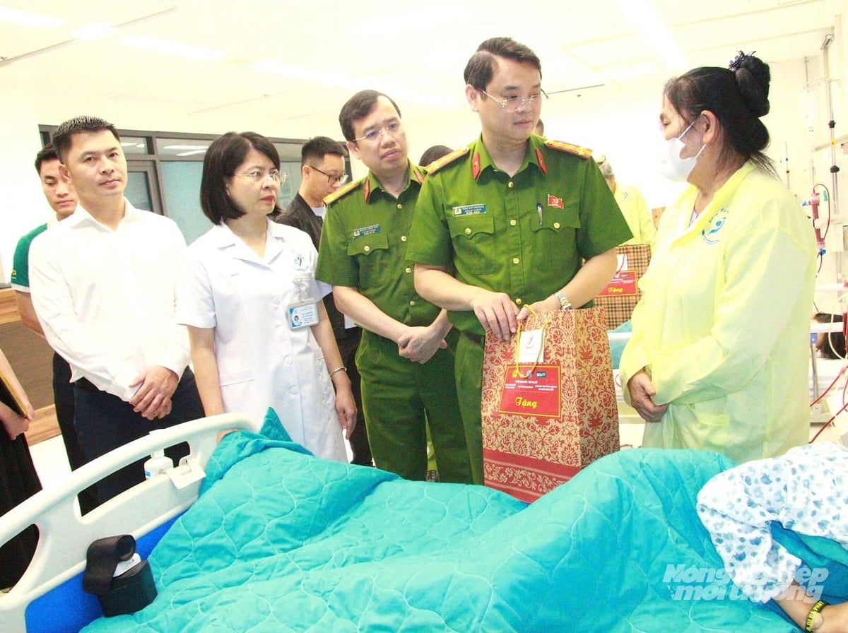 Đại diện các nhà tài trợ trao tận tay bệnh nhi bằng những hành động thiết thực và có tính lan tỏa cao. Ảnh: Nguyễn Trường.
