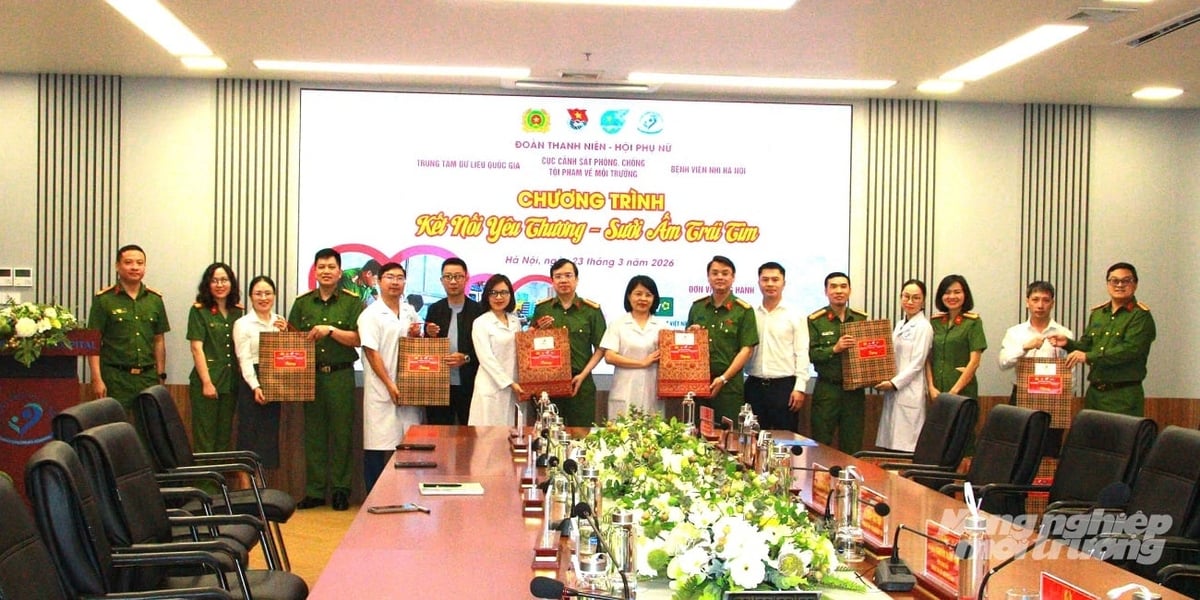 Đại diện Bệnh Viện Nhi Hà Nội nhận những phần quà ý nghĩa từ các đơn vị tài trợ và chụp ảnh lưu niệm. Ảnh: Nguyễn Trường.