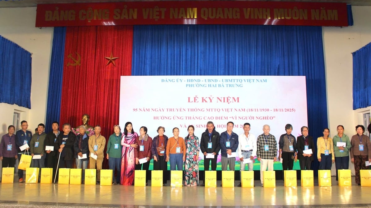 Ban vận động Quỹ 'Vì người nghèo' phường Hai Bà Trưng đã trao tặng quà tới các hộ gia đình, cá nhân có hoàn cảnh khó khăn. Ảnh: Đình Hiệp.