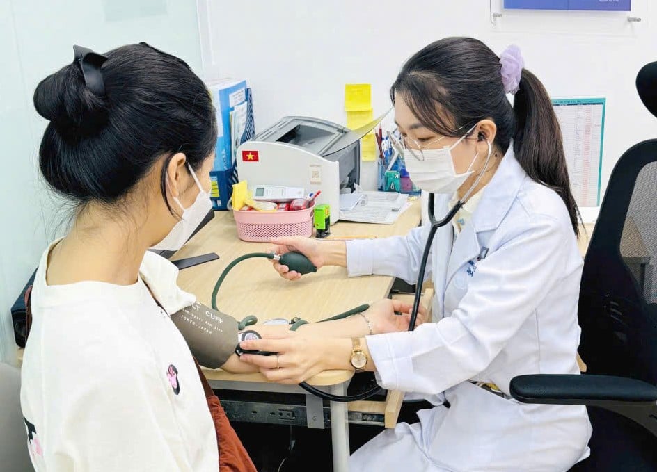 Việc triển khai khám sức khỏe định kỳ toàn dân giúp phát hiện sớm bệnh tật, giảm chi phí điều trị. Ảnh: Thục Vy.