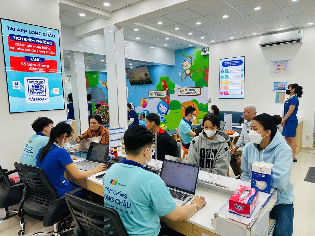 Người dân được tổ chức khám sức khỏe định kỳ hoặc khám sàng lọc ít nhất 1 lần/năm. Ảnh: Thục Vy.