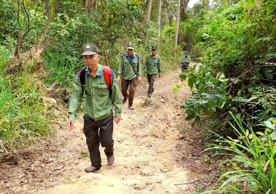 Lực lượng Ban quản lý rừng phòng hộ Ninh Hòa - Vạn Ninh tuần tra, bảo vệ rừng trong mùa khô. Ảnh: KS.