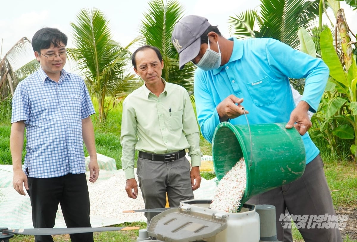 Nông dân mạnh dạn ứng dụng khoa học công nghệ vào sản xuất lúa. Ảnh: Kim Anh.