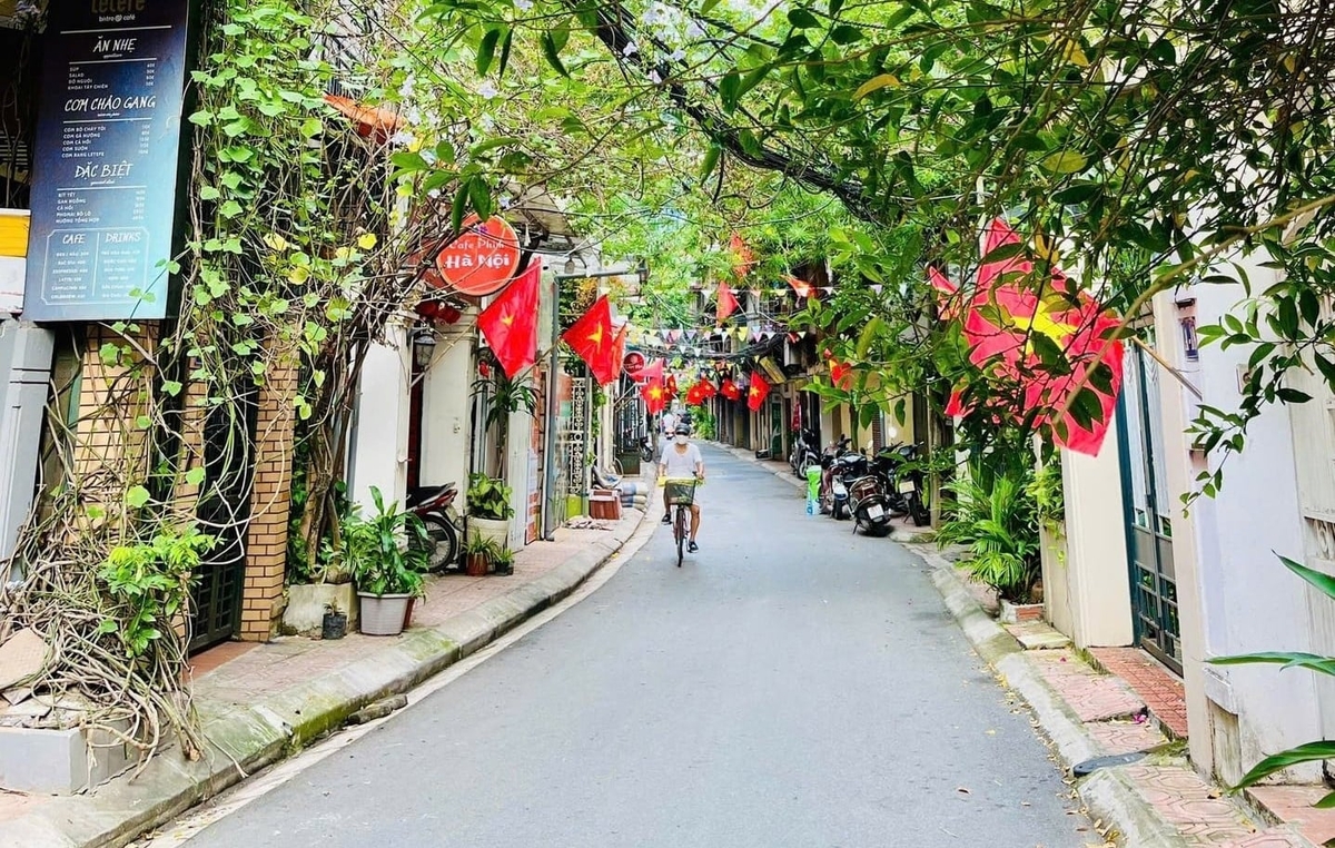 Tuyến phố phường Giảng Võ xanh mát hàng cây, lan tỏa thông điệp tiết kiệm năng lượng và xây dựng lối sống xanh trong cộng đồng. Ảnh: Trung Nguyên.