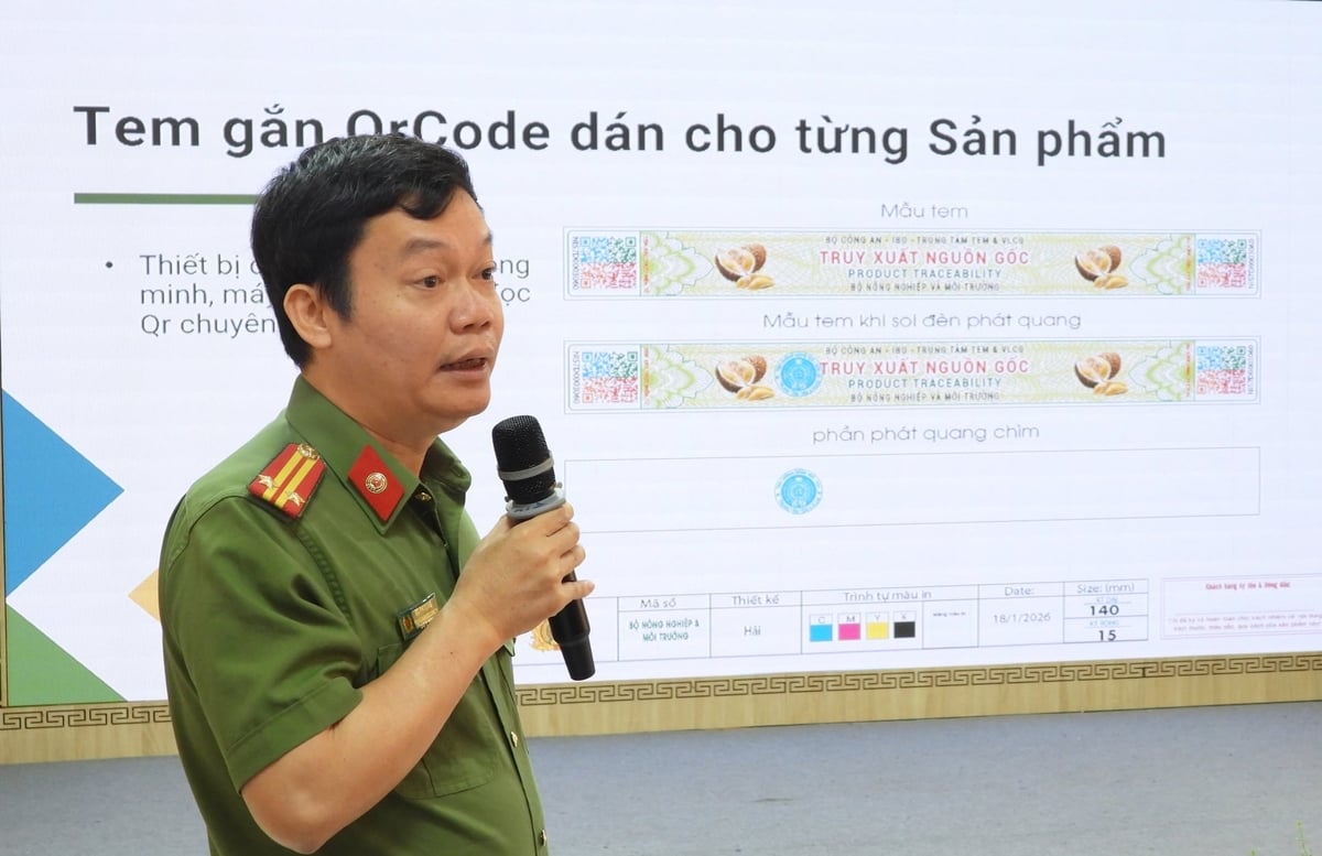 Trung tá Đỗ Phi Long, Giám đốc Trung tâm Tem và Vật liệu chống giả (Bộ Công an) cho biết: 'Tem xác thực có chất lượng rất tốt nhưng không thể tái sử dụng'. Ảnh: Tuấn Trần.