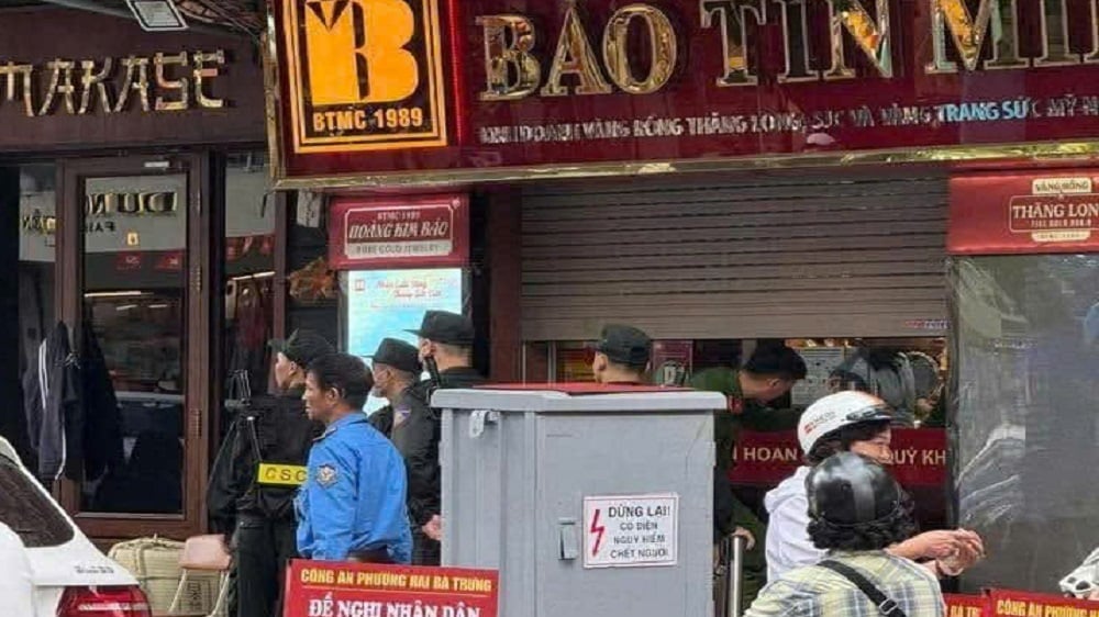 Nhiều công an xuất hiện, làm việc bên trong cửa hàng. Ảnh: Phạm Văn.