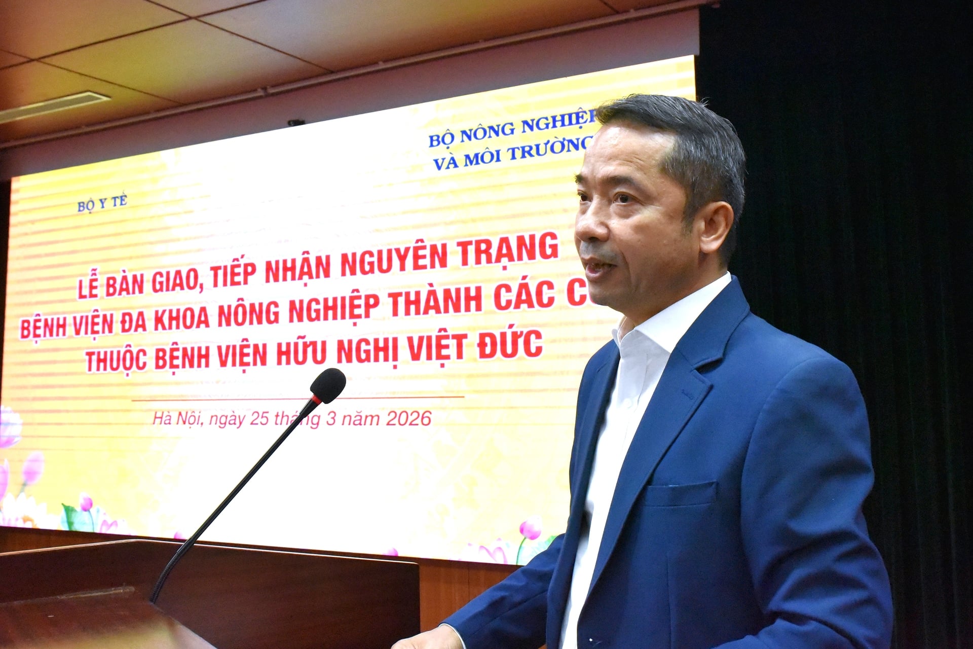 Bác sĩ Đỗ Thế Hùng gửi lời tri ân sâu sắc tới lãnh đạo Bộ Nông nghiệp và Môi trường đã luôn quan tâm, cũng như Bộ Y tế và Bệnh viện Hữu nghị Việt Đức đã tin tưởng. Ảnh: Trung Hiếu.