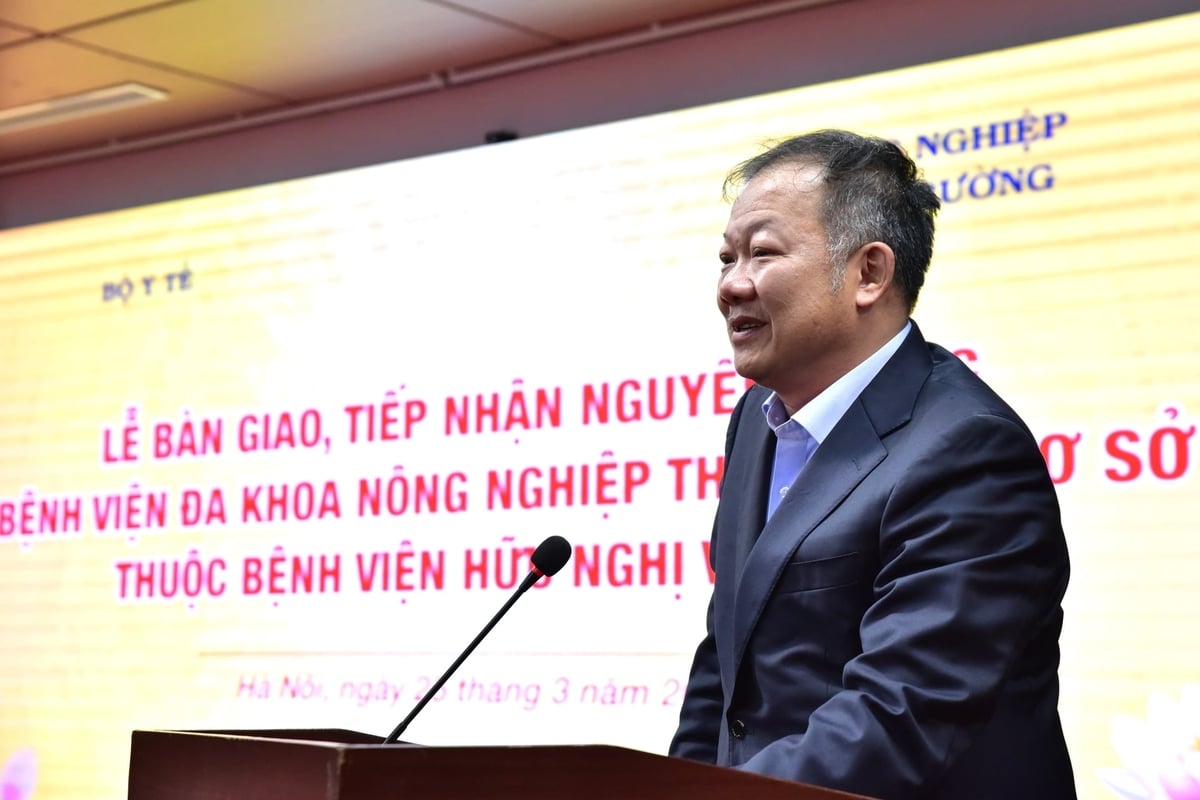 Theo ông Dương Đức Hùng, việc tiếp nhận hệ thống Bệnh viện Đa khoa Nông nghiệp sẽ góp phần giảm tải cho cơ sở trung tâm, tăng cường liên thông chuyên môn giữa các cơ sở trong hệ thống. Ảnh: Trung Hiếu.