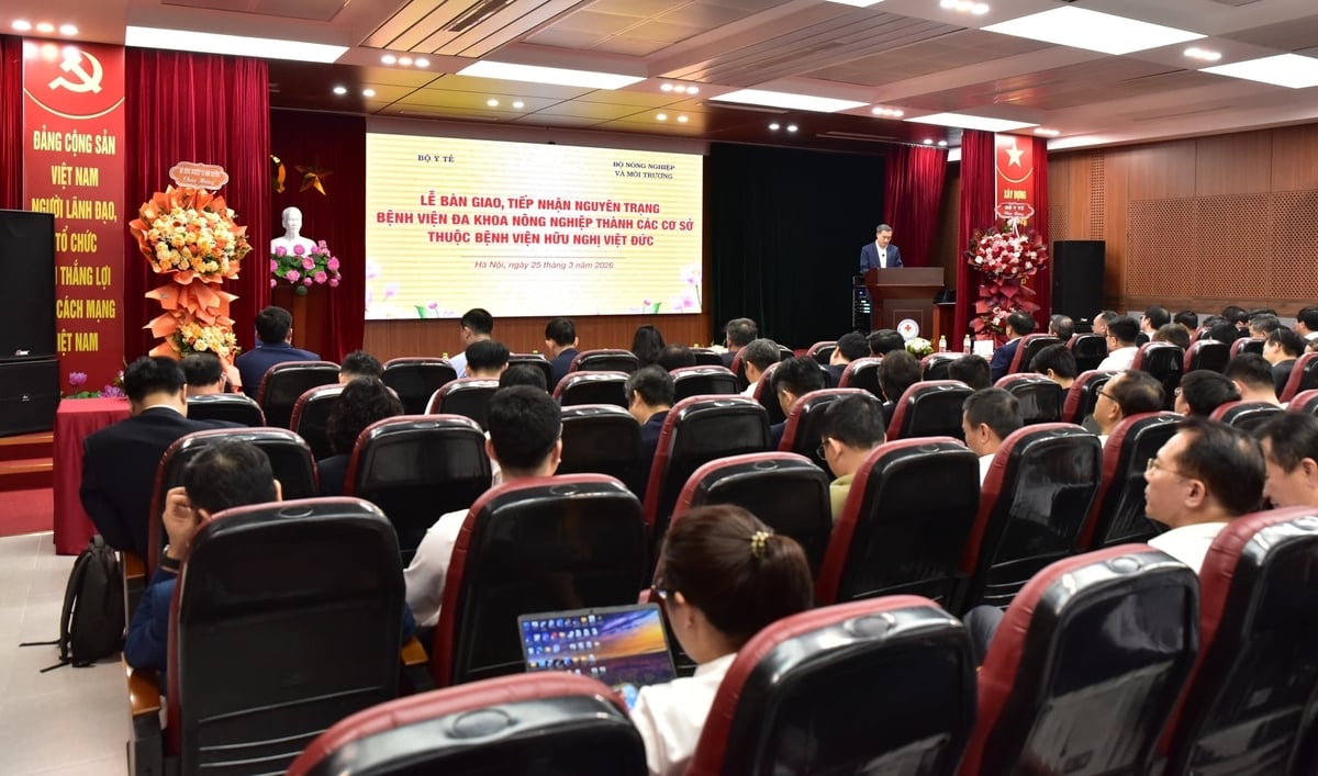 Lễ bàn giao, tiếp nhận nguyên trạng Bệnh viện Đa khoa Nông nghiệp thành các cơ sở thuộc Bệnh viện Hữu nghị Việt Đức. Ảnh: Trung Hiếu.