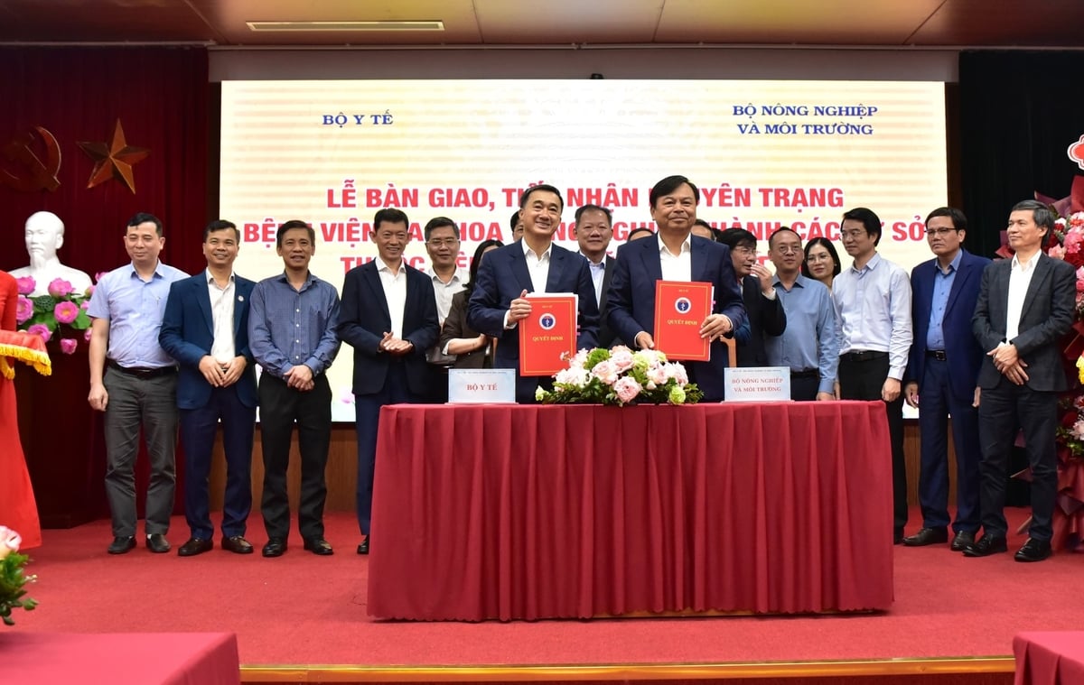 Lãnh đạo Bộ Nông nghiệp và Môi trường và Bộ Y Tế thực hiện Lễ bàn giao, tiếp nhận nguyên trạng Bệnh viện Đa khoa Nông nghiệp thành các cơ sở thuộc Bệnh viện Hữu nghị Việt Đức. Ảnh: Trung Hiếu.