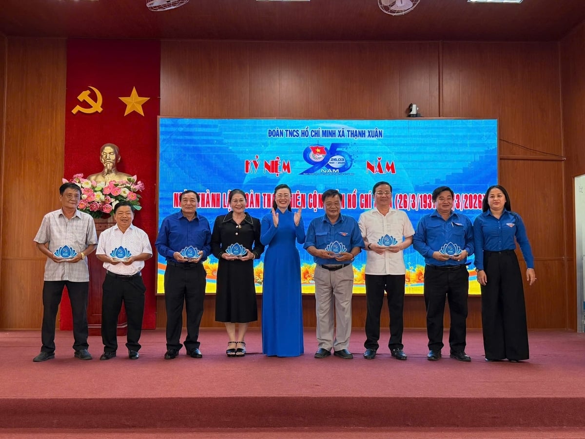 Lãnh đạo xã Thạnh Xuân trao quà tri ân các cán bộ Đoàn qua các thời kỳ tại buổi họp mặt kỷ niệm 95 năm Ngày thành lập Đoàn TNCS Hồ Chí Minh. Ảnh: Văn Vũ.