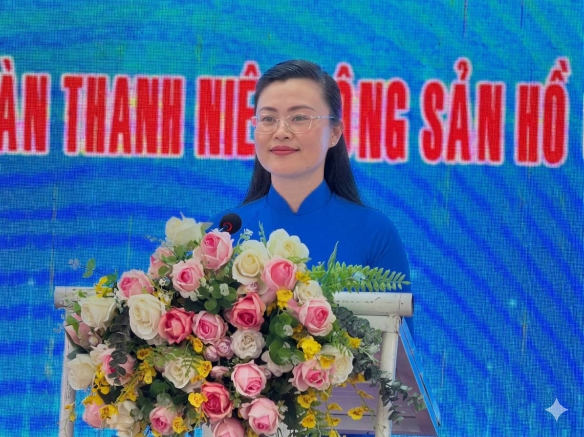 Bà Phạm Thị Thùy Dung, Ủy viên Ban Chấp hành Đảng bộ TP Cần Thơ, Bí thư Đảng ủy xã Thạnh Xuân phát biểu tại buổi họp mặt kỷ niệm 95 năm Ngày thành lập Đoàn TNCS Hồ Chí Minh. Ảnh: Văn Vũ.