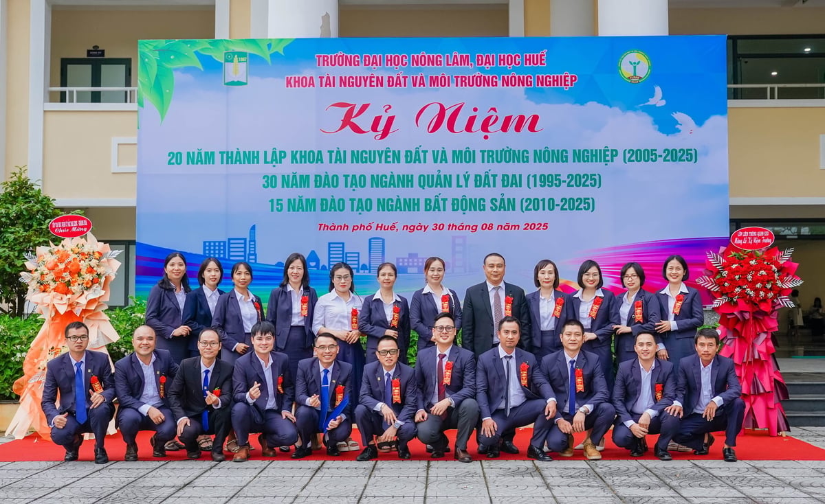Cán bộ, giáo viên Khoa Tài nguyên đất và Môi trường nông nghiệp thuộc Trường Đại học Nông Lâm (Đại học Huế). Ảnh: V.D. Cán bộ, giáo viên Khoa Tài nguyên đất và Môi trường nông nghiệp thuộc Trường Đại học Nông Lâm (Đại học Huế). Ảnh: V.D.