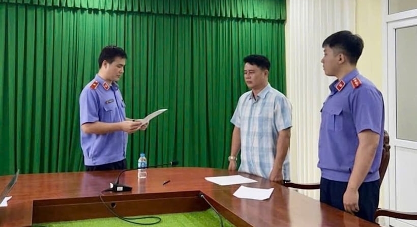 Cơ quan điều tra VKSND tối cao tống đạt quyết định tố tụng đối với bị can Lê Quốc Việt. Ảnh: Cơ quan điều tra VKSND tối cao.
