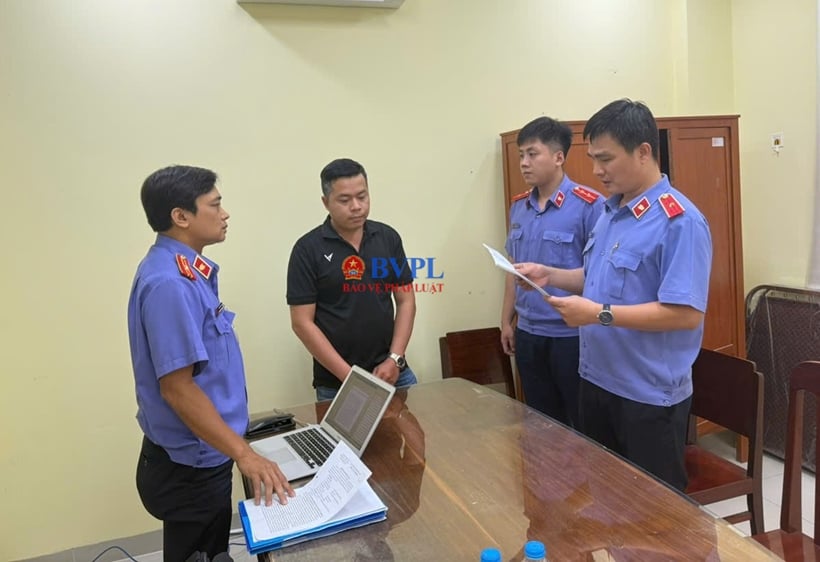 Cơ quan điều tra VKSND tối cao tống đạt quyết định tố tụng đối với bị can Nguyễn Quốc Khanh. Ảnh: Cơ quan điều tra VKSND tối cao