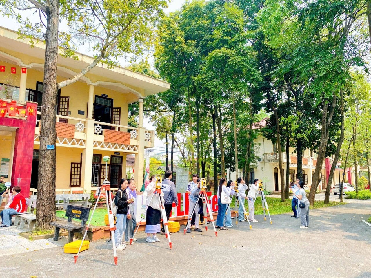 Sinh viên Khoa Tài nguyên đất và Môi trường nông nghiệp (Trường Đại học Nông Lâm, Đại học Huế) thực hành đo đạc bản đồ. Ảnh: V.D.