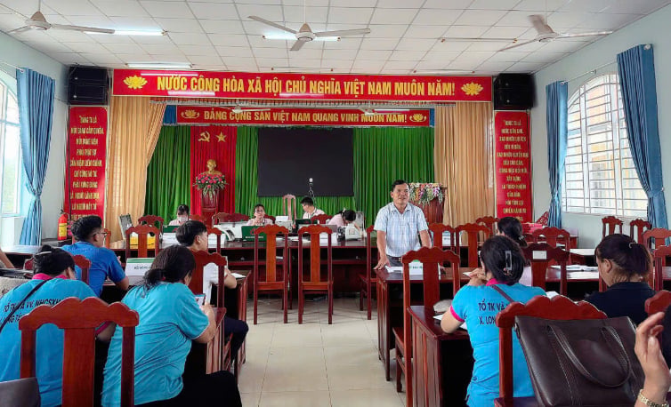 Phòng giao dịch Ngân hàng Chính sách xã hội Phú Riềng triển khai Quyết định 22 của Thủ tướng Chính phủ tại xã Long Hà. Ảnh: NHCS.