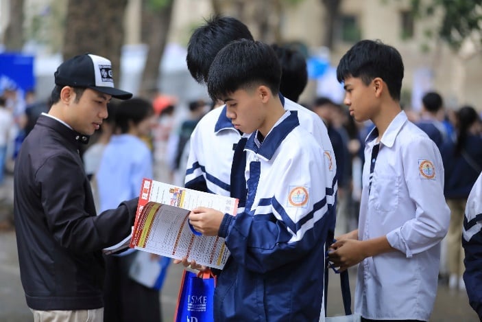 Thí sinh tìm hiểu thông tin tại Ngày hội tư vấn tuyển sinh, hướng nghiệp tại Đại học Bách khoa Hà Nội năm 2026. Ảnh: Nam Trần.