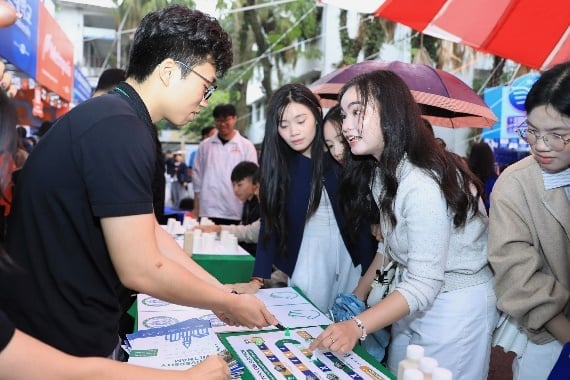 Một hoạt động trải nghiệp tại Ngày hội tư vấn tuyển sinh, hướng nghiệp tại Đại học Bách khoa Hà Nội năm 2026. Ảnh: Nam Trần.