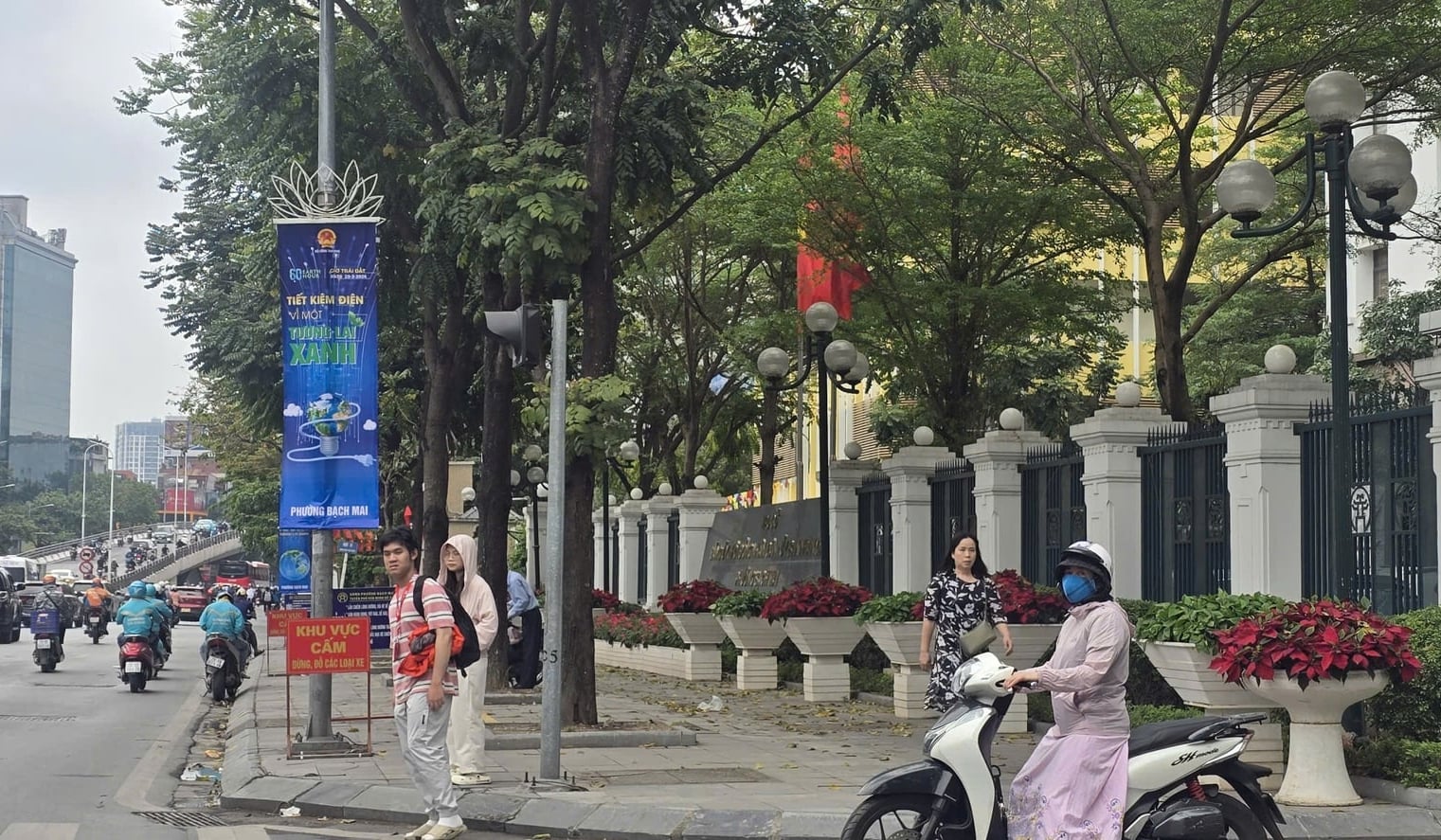 Băng rôn tuyên truyền Giờ Trái đất 2026 được treo trên tuyến phố Hà Nội, góp phần nâng cao ý thức sử dụng năng lượng tiết kiệm trong cộng đồng dân cư. Ảnh: Mai Đan.