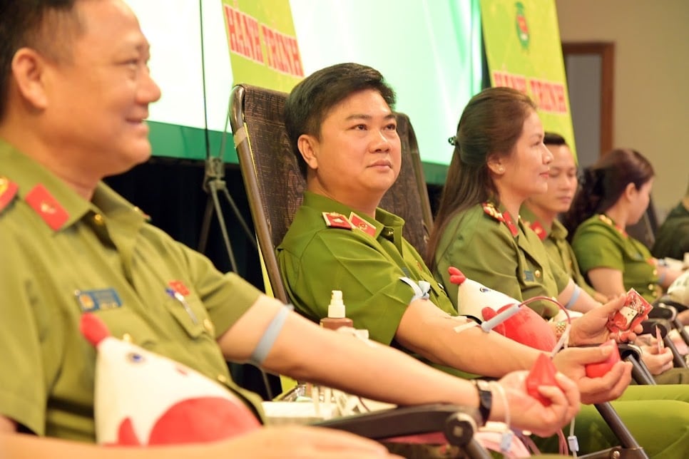 Thiếu tướng Dương Đức Hải cùng cán bộ, chiến sĩ Công an TP Hà Nội tham gia hiến máu. Ảnh: Công an Hà Nội.