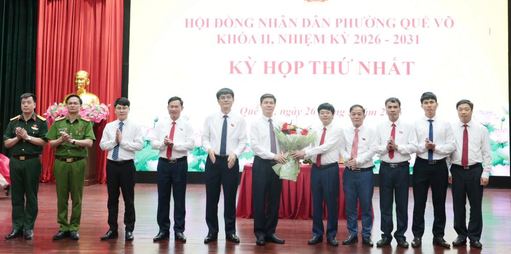 Bí Thư Đảng uỷ phường Quế Võ - Phạm Thanh Hải chúc mừng các đại biểu trúng cử. Ảnh: Hậu Hòa.