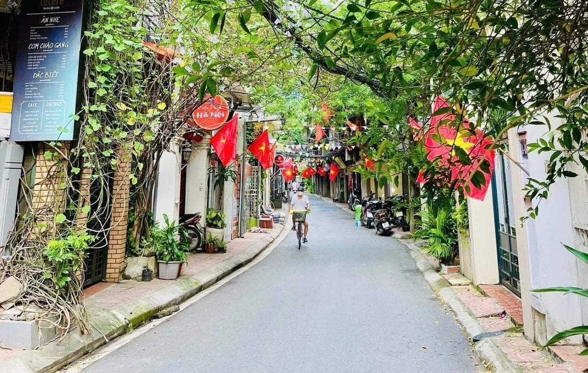 Tuyến phố phường Giảng Võ xanh mát hàng cây, lan tỏa thông điệp tiết kiệm năng lượng và xây dựng lối sống xanh trong cộng đồng. Ảnh: Trung Nguyên.
