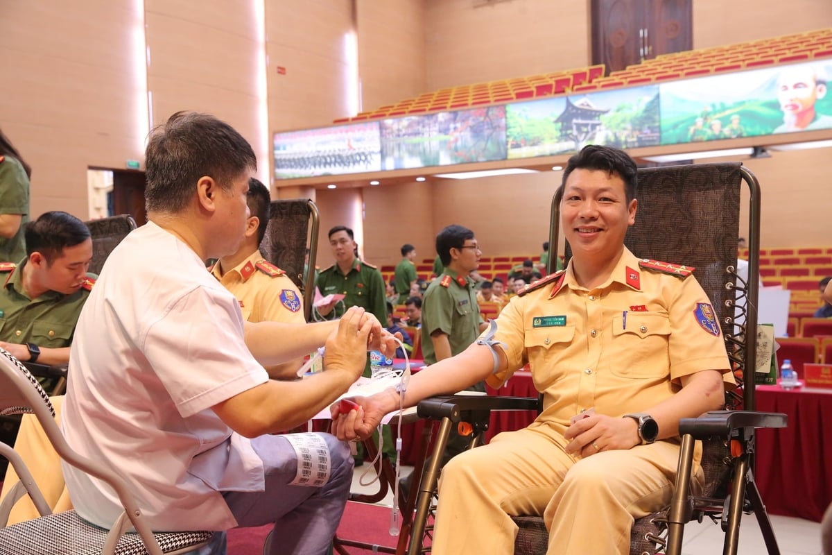 Cán bộ, chiến sĩ Công an TP Hà Nội tham gia hiến máu. Ảnh: Công an Hà Nội.