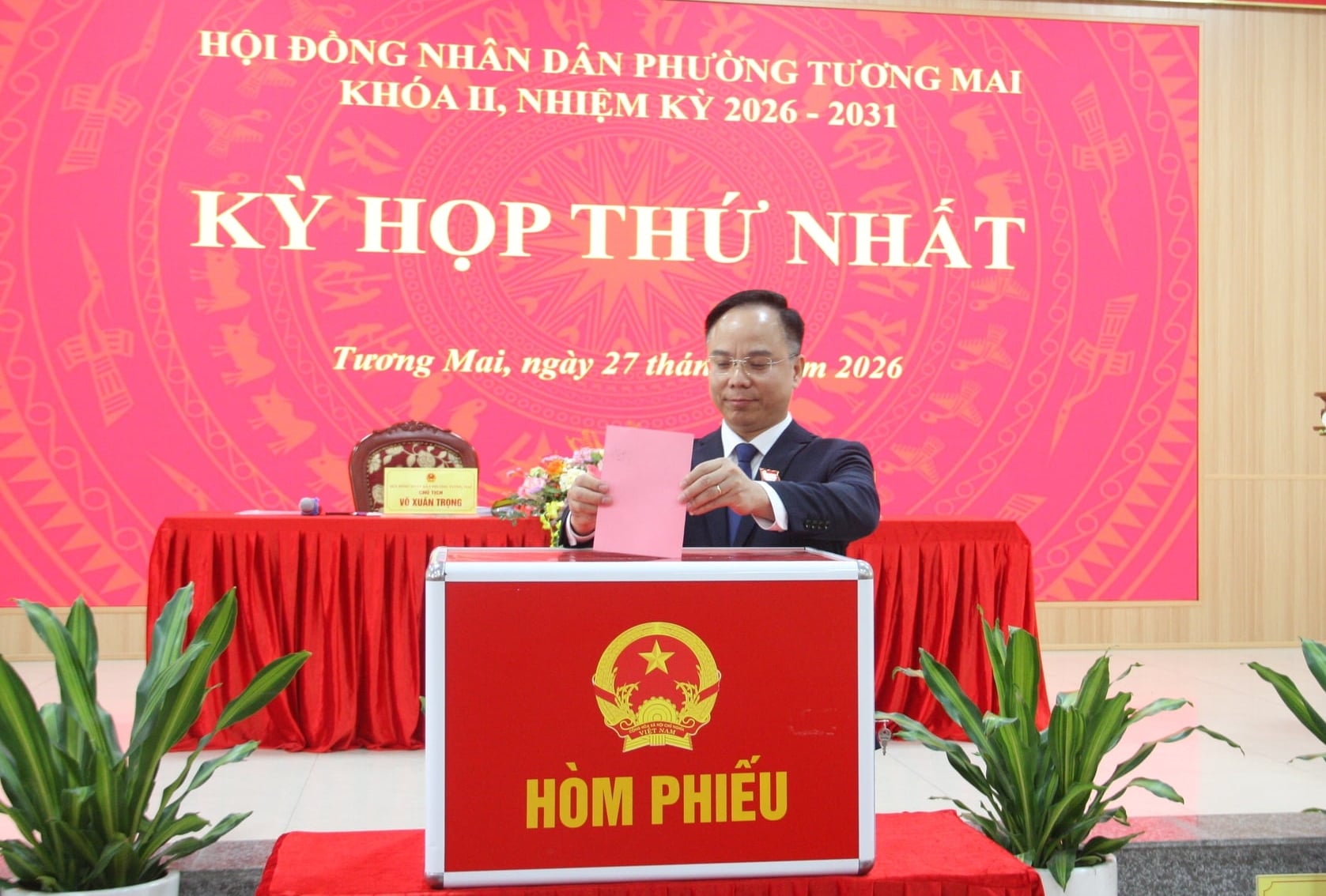 Đồng chí Võ Xuân Trọng, Bí thư Đảng ủy, Chủ tịch HĐND phường Tương Mai bỏ phiếu bầu các chức danh chủ chốt tại kỳ họp thứ nhất HĐND phường khóa II, nhiệm kỳ 2026-2031. Ảnh: Mai Đan.