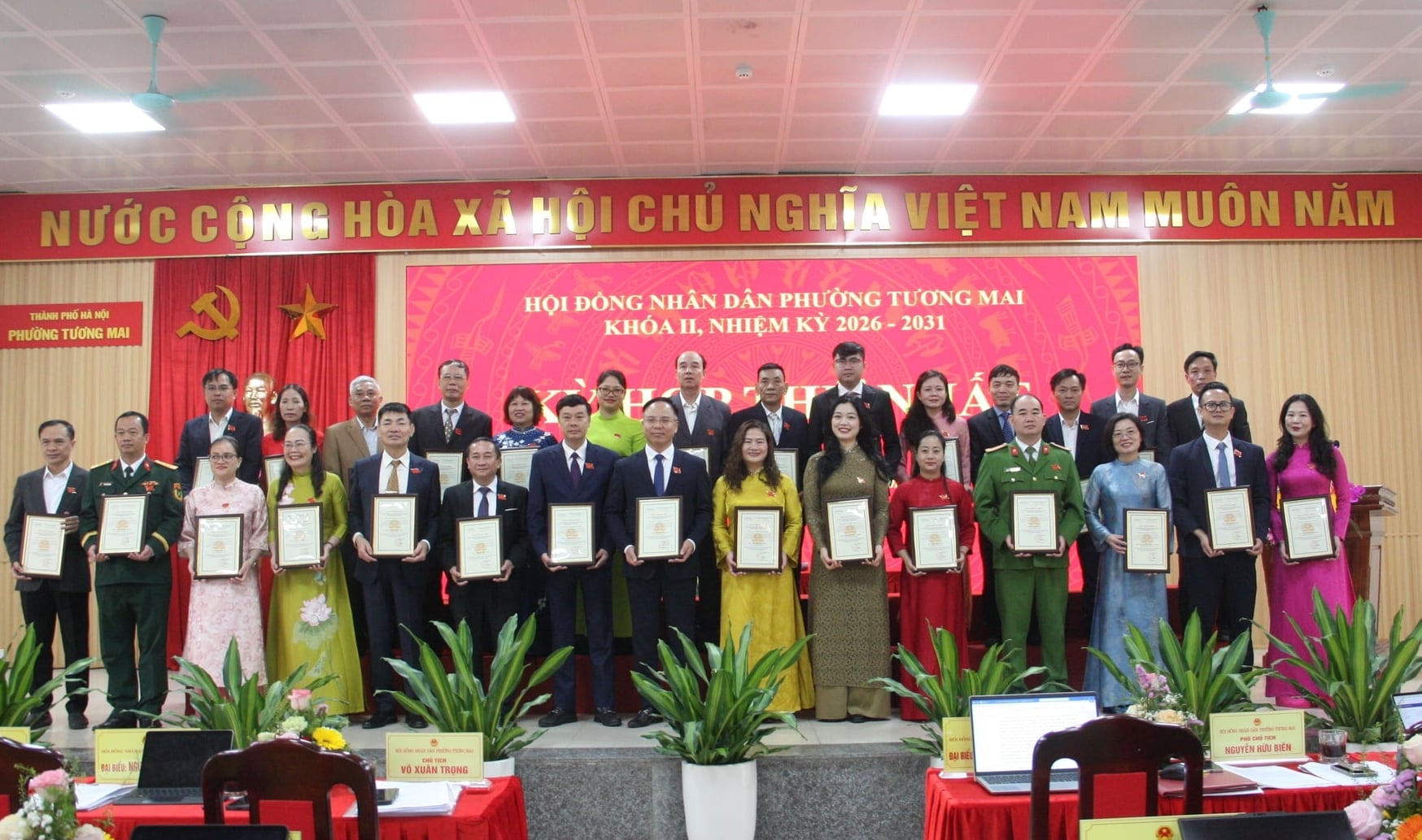 Các đại biểu trúng cử HĐND phường Tương Mai khóa II nhận giấy chứng nhận. Ảnh: Mai Đan.