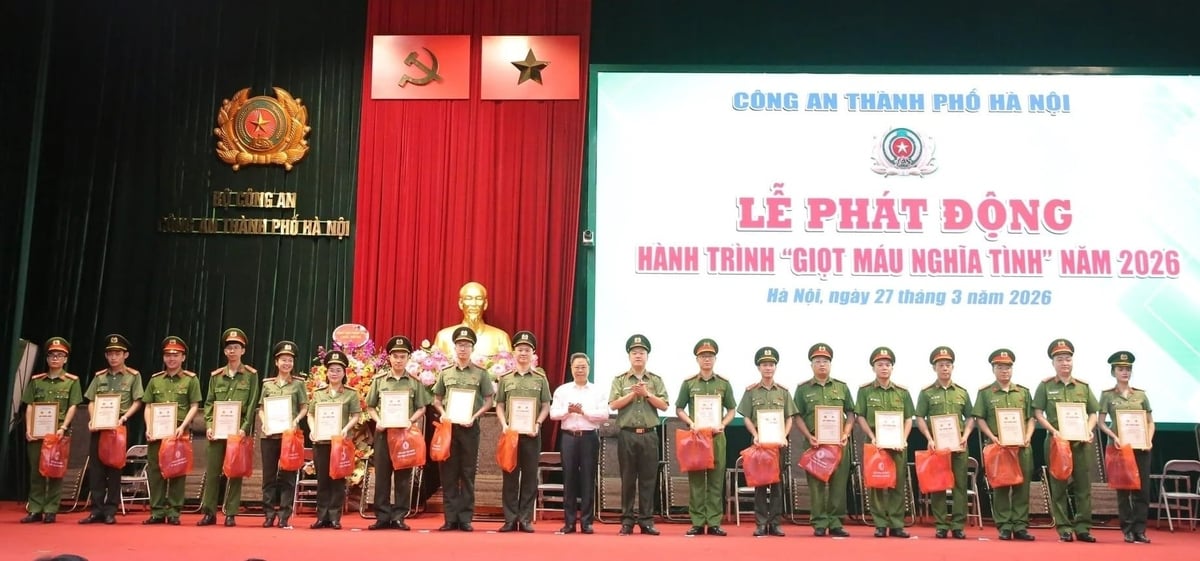 Ban tổ chức vinh danh 20 cán bộ, chiến sĩ tiêu biểu trong Công an TP Hà Nội đã tham gia hiến máu. Ảnh: Công an Hà Nội.