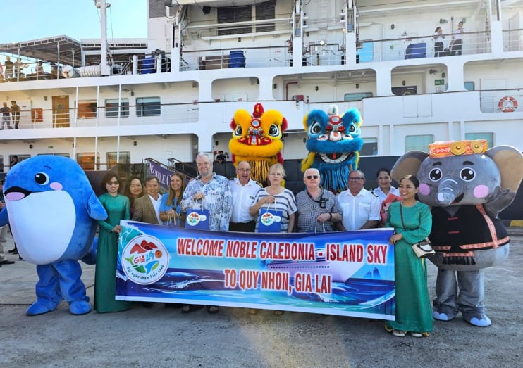 Sở VHTTDL Gia Lai tặng quà cho du khách tàu du lịch quốc tế Noble Caledonia - Island Sky. Ảnh: Sở VH-TT&DL.
