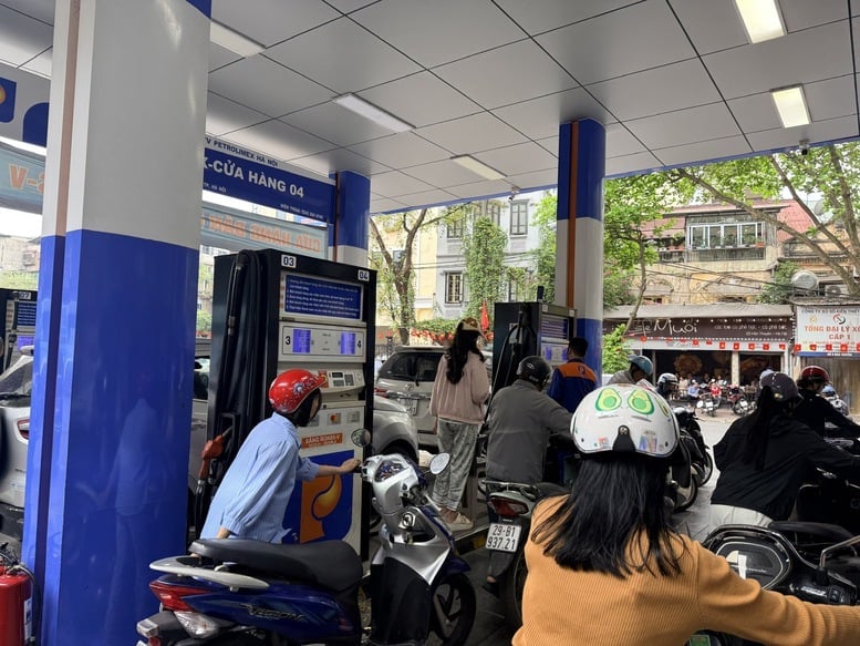 Bổ sung 8.000 tỷ đồng từ nguồn tăng thu NSTW chi tạm ứng cho Quỹ Bình ổn giá xăng dầu. Ảnh: VGP.