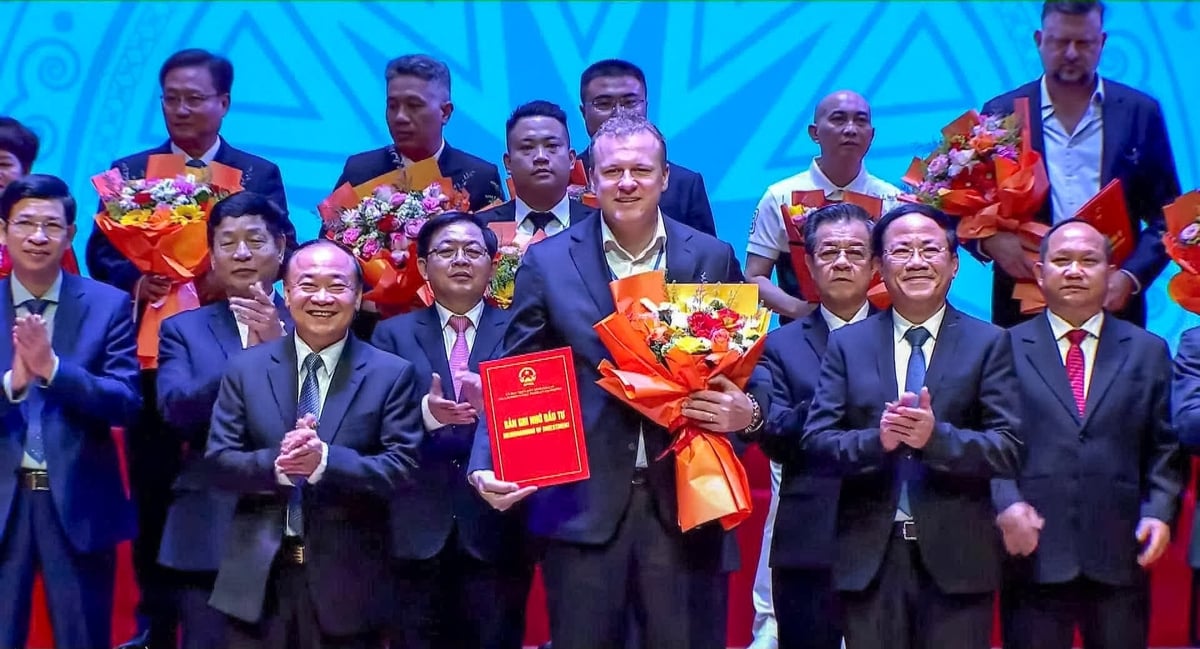 The De Heus – Hung Nhon Group joint venture receives an investment memorandum of understanding for a VND2.8 trillion expansion project at the conference. Photo: HN.