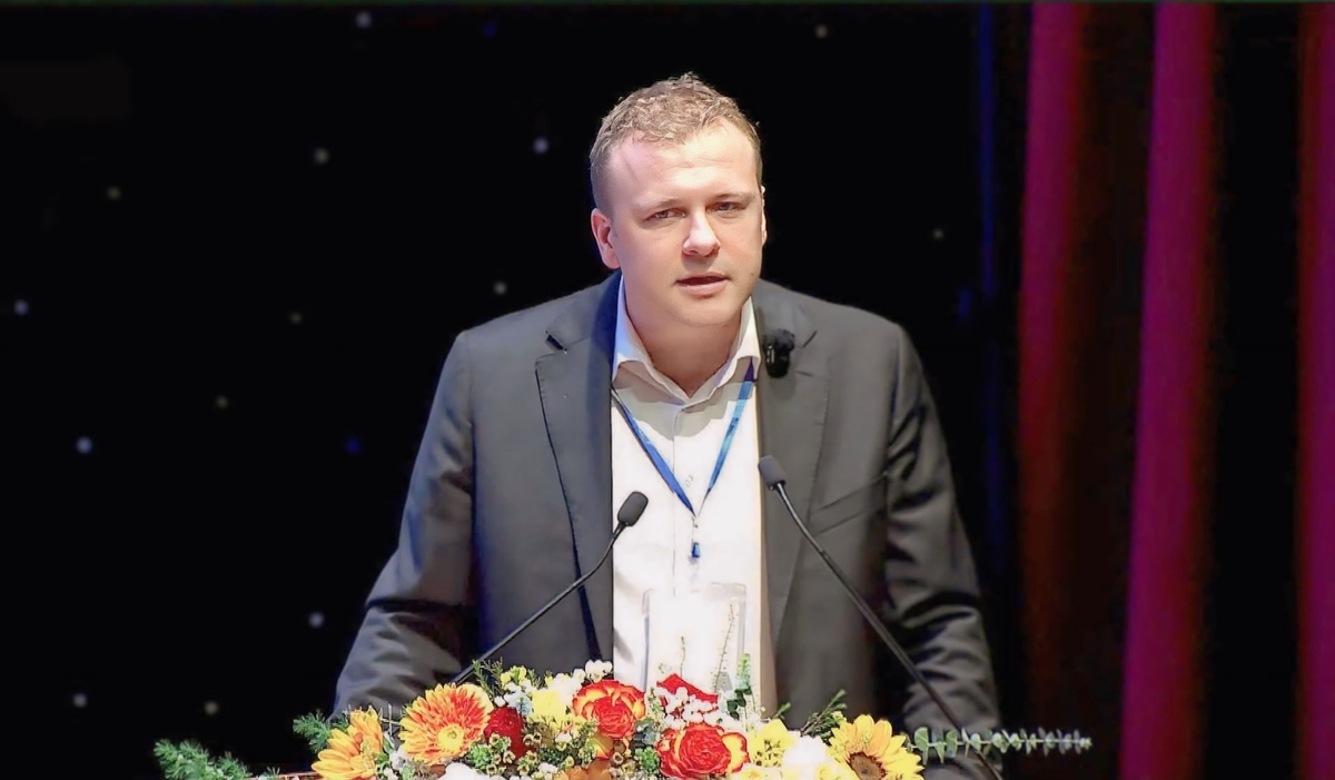 Johan van den Ban, CEO of De Heus in Vietnam and Asia, speaks at the event. Photo: HN.