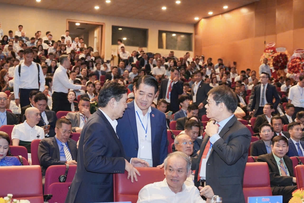Vu Manh Hung, Chairman of Hung Nhon Group, together with Tran Ba Duong, Chairman of THACO; Truong Gia Binh, Chairman of FPT Corporation; and Doan Nguyen Duc, Chairman of Hoang Anh Gia Lai, attend the event. Photo: HN.