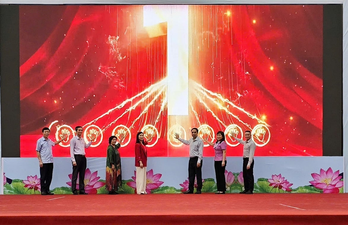 Các đại biểu thực hiện nghi thức bấm nút khai trương Sàn giao dịch việc làm trực tuyến tỉnh Lạng Sơn. Ảnh: Hoàng Nghĩa.
