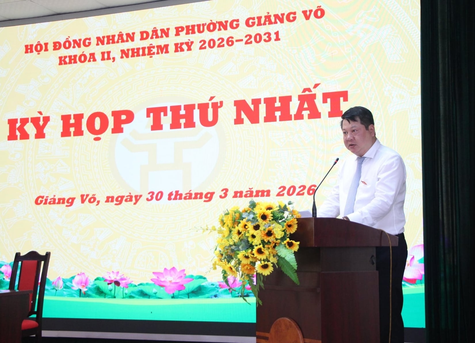 Bí thư Đảng ủy, Chủ tịch HĐND phường Giảng Võ Tống Học Nghĩa phát biểu tại kỳ họp. Ảnh: Lan Chi.