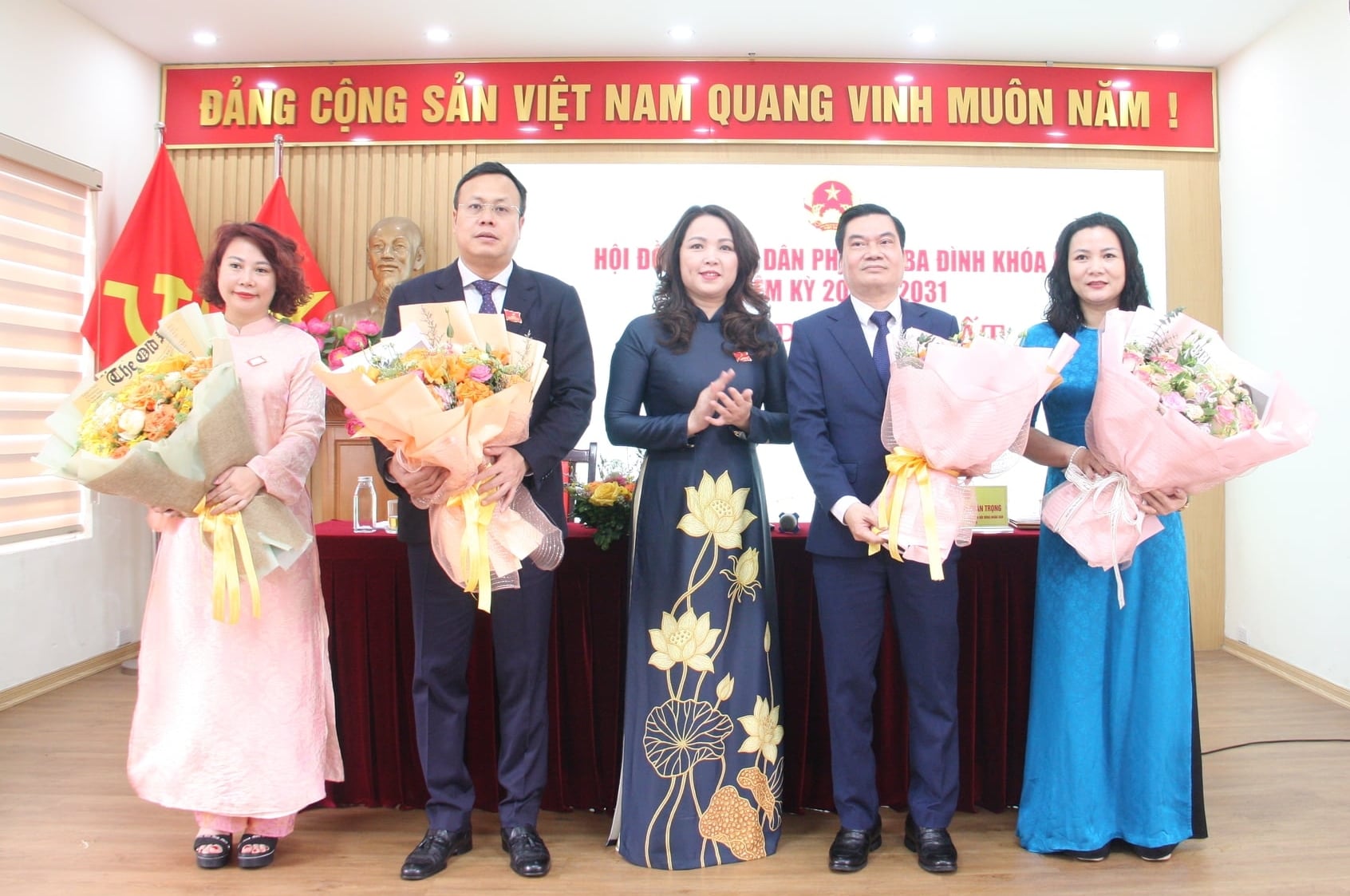 Ông Phạm Quang Thanh, Bí thư Đảng uỷ, Chủ tịch HĐND phường Ba Đình cùng các đồng chí uỷ viên HĐND phường nhiệm kỳ 2026-2031. Ảnh: Mai Đan.
