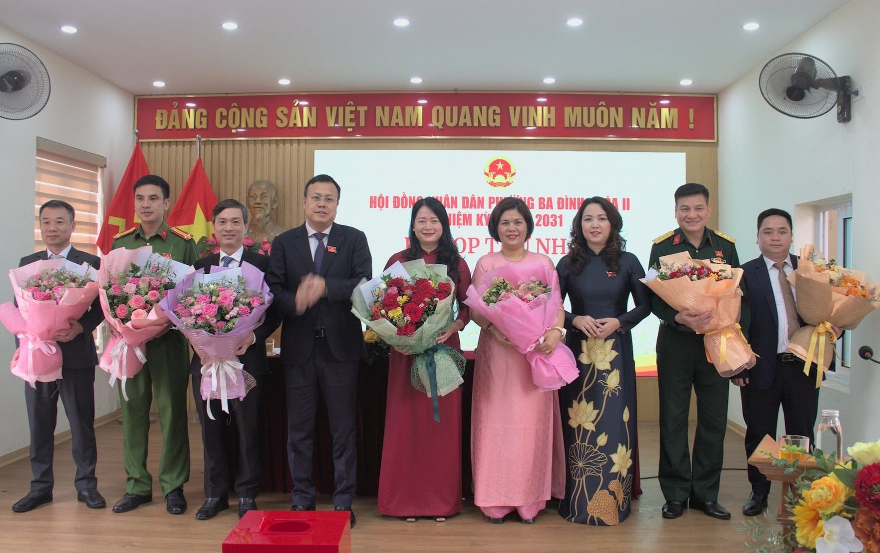 Lãnh đạo HĐND phường Ba Đình tặng hoa chúc mừng các đồng chí được bầu vào các chức danh UBND phường nhiệm kỳ 2026-2031. Ảnh: Hoàng Sơn.