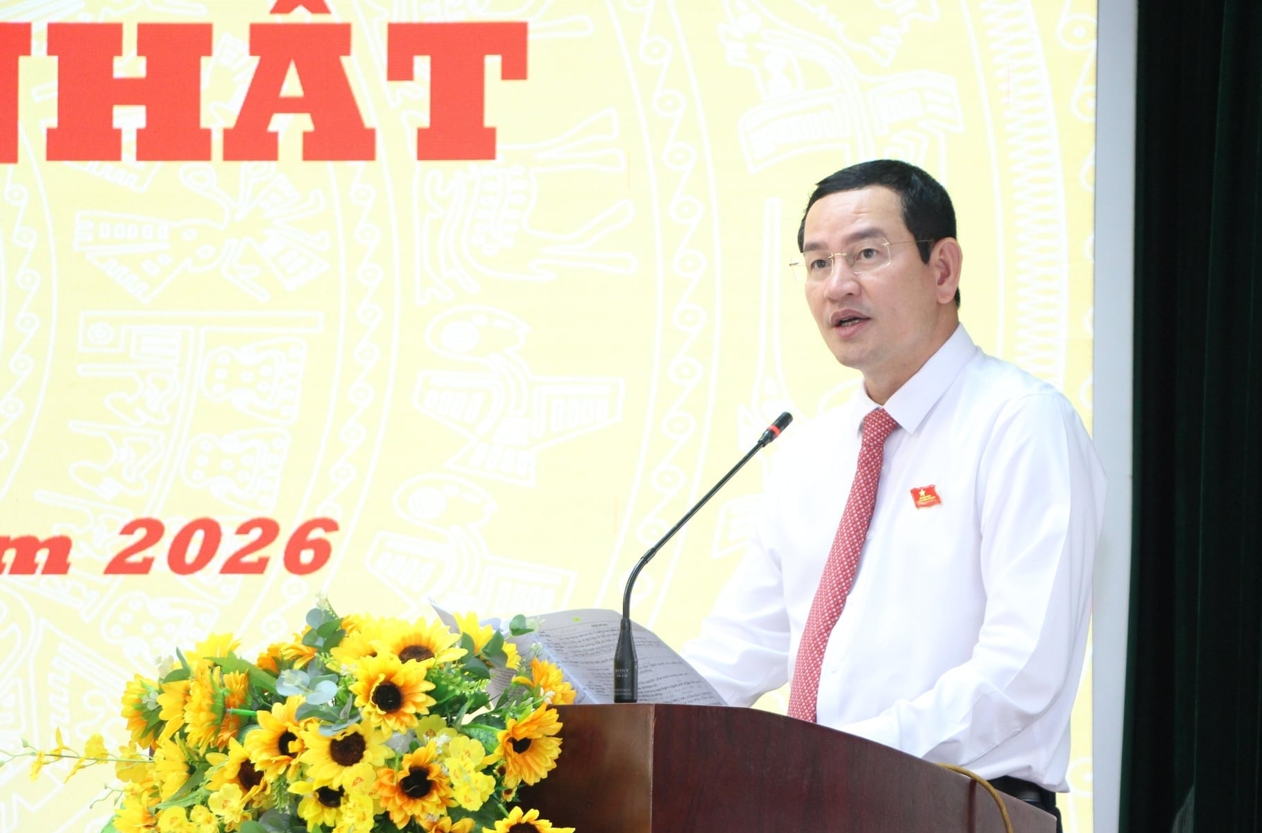Ông Cồ Như Dũng phát biểu nhận nhiệm vụ trên cương vị Chủ tịch UBND phường. Ảnh: Lan Chi.