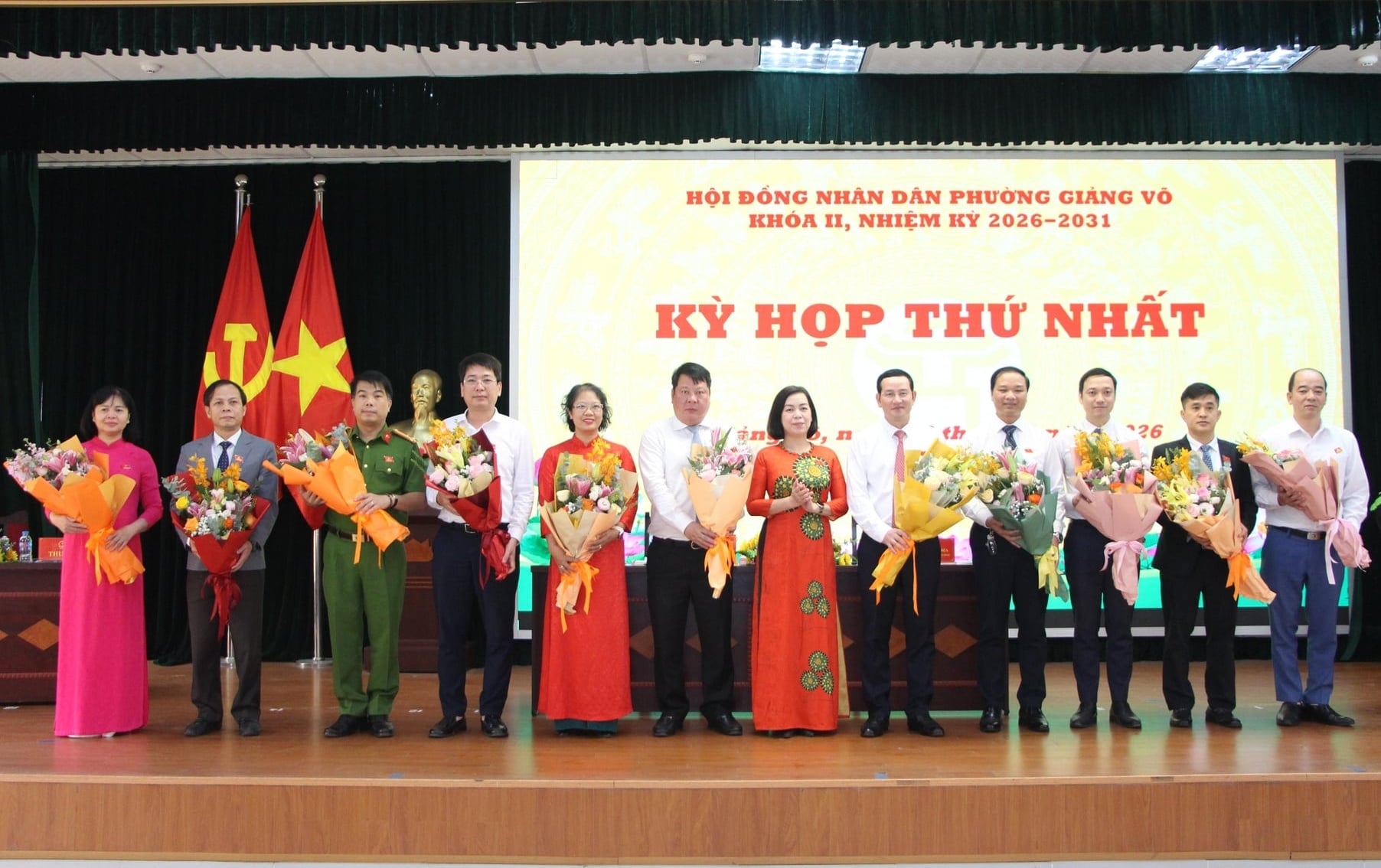 Lãnh đạo phường Giảng Võ tặng hoa chúc mừng các cán bộ được bầu vào các chức danh HĐND và UBND phường. Ảnh: Thành Tiến.