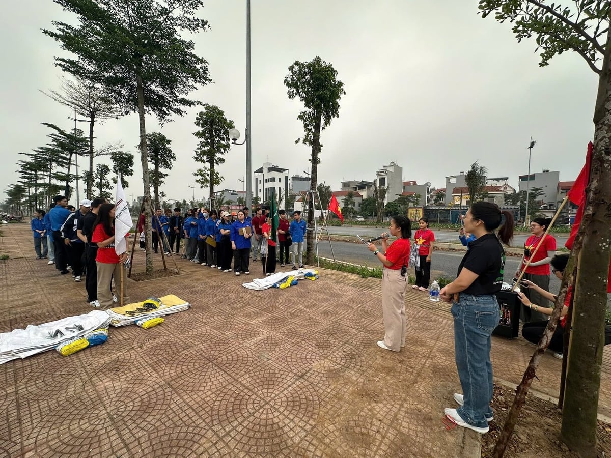 Sinh viên tình nguyện Khoa Lý luận Chính trị, Trường Đại học TN&MT Hà Nội hưởng ứng Ngày Quốc tế Không rác thải 30/3. Ảnh: Giang Long.