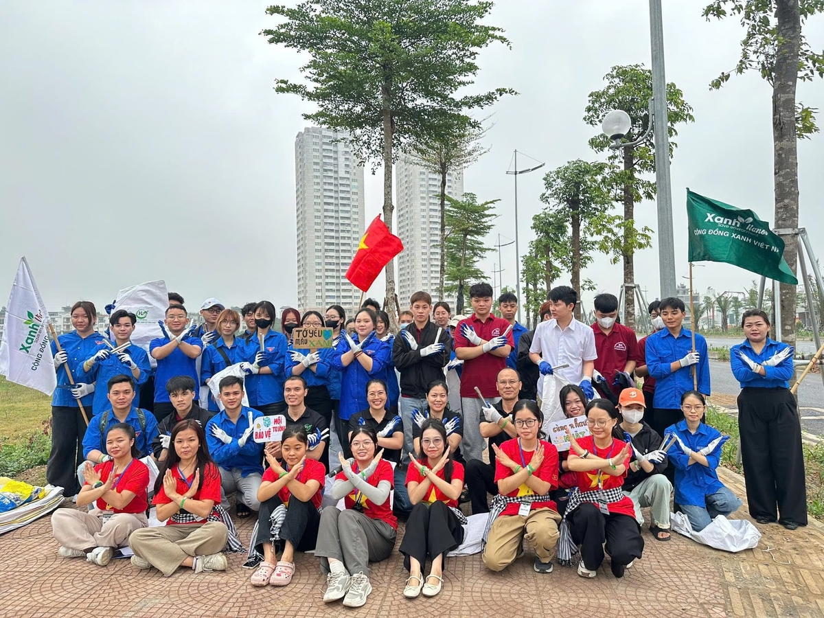 Thông qua hoạt động tình nguyện, các sinh viên trở nên thân thiện, đoàn kết, cùng nhau thi đua học tập tốt. Ảnh: Giang Long
