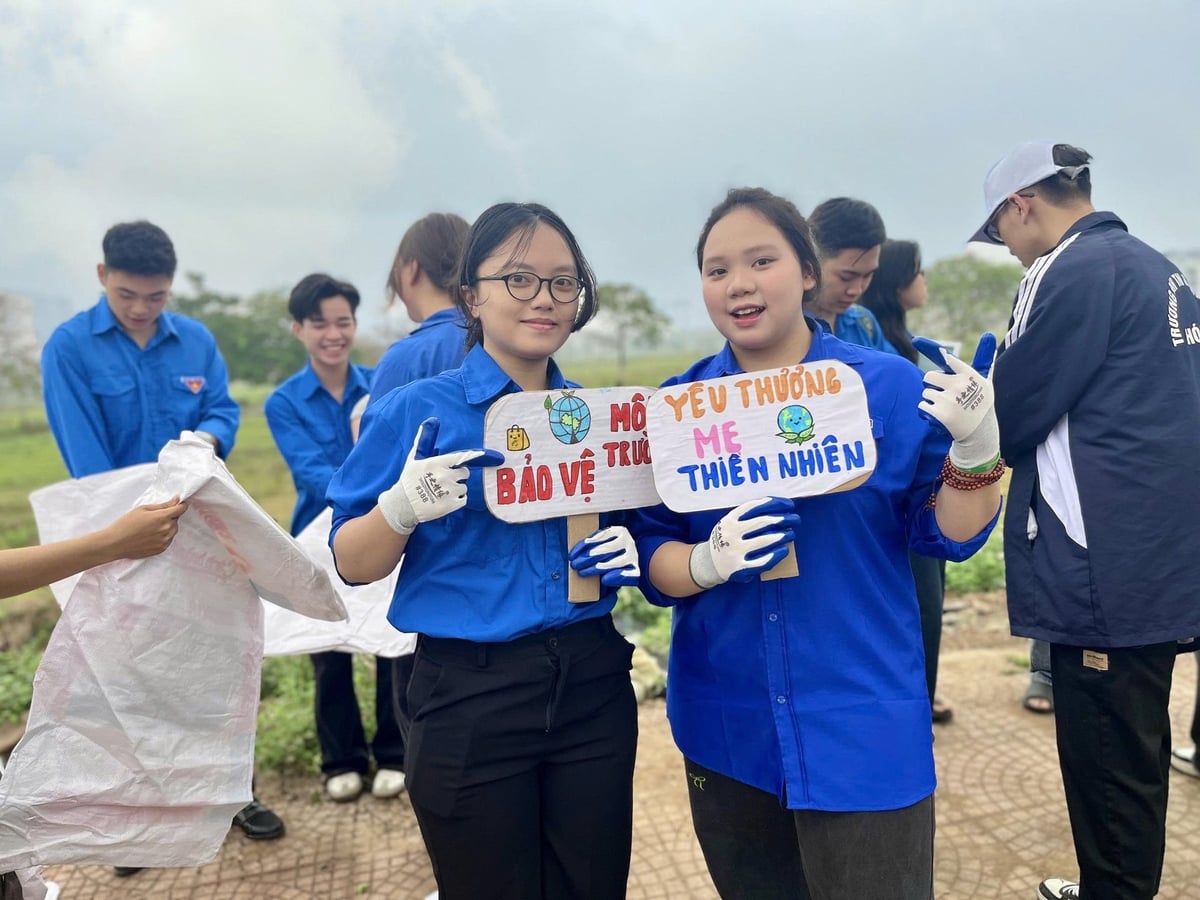 Niềm vui của sinh viên tình nguyện sau khi hoàn thành vệ sinh môi trường tại tuyến đường Di Trạch. Ảnh: Giang Long.
