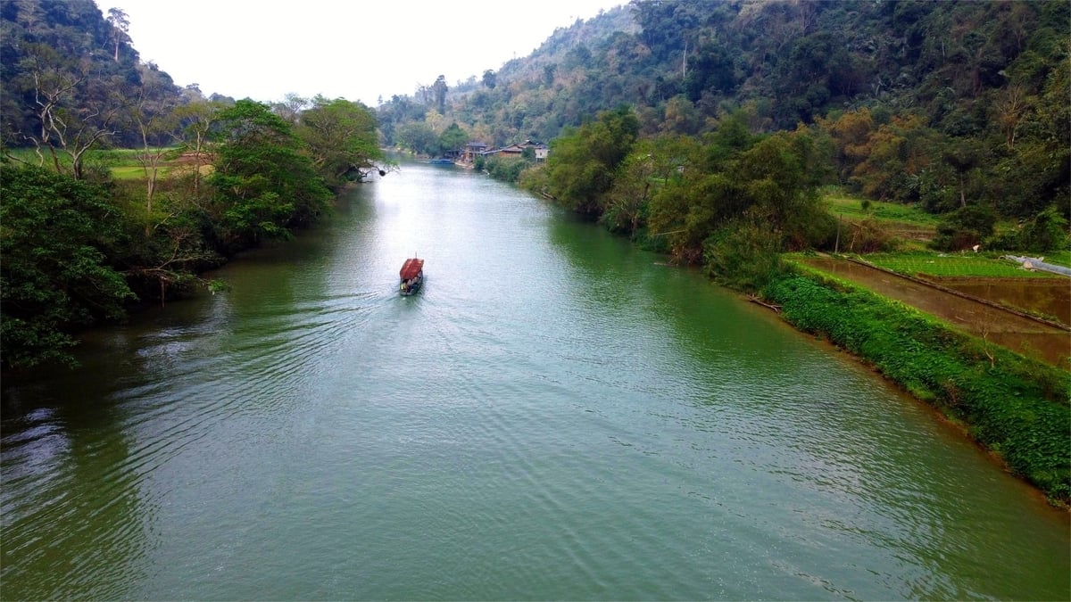 Khu vực thác Đầu Đẳng, thôn Bản Cám (xã Ba Bể) vẻ đẹp hoang sơ, hùng vĩ có tiềm năng phát triển du lịch. Ảnh: Ngọc Tú.
