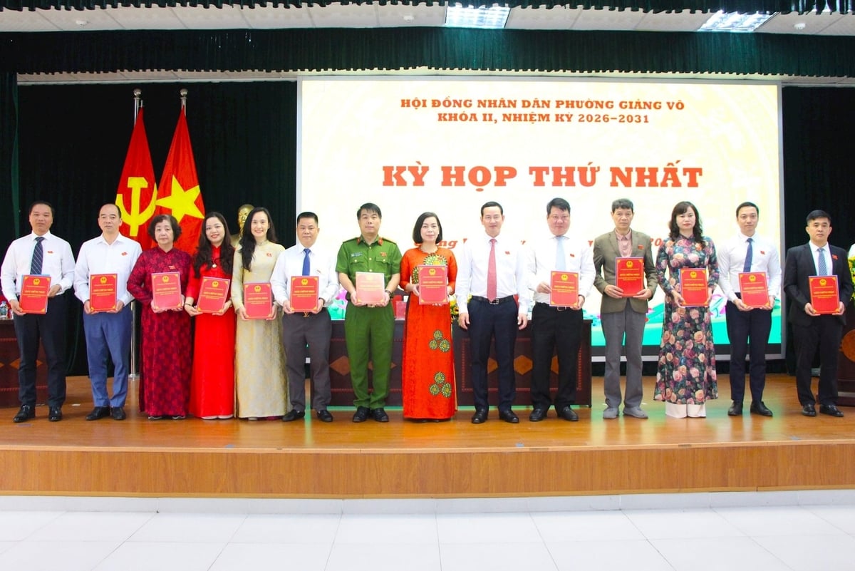 Lãnh đạo phường Giảng Võ trao giấy chứng nhận đại biểu HĐND phường khóa II, nhiệm kỳ 2026-2031 cho các đại biểu. Ảnh: Thành Tiến.