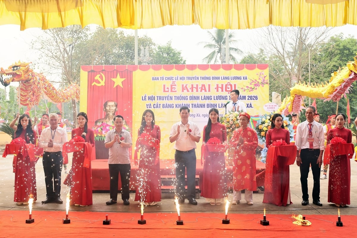 Các đại biểu cắt băng khánh thành công trình tu bổ đình làng Lương Xá năm 2026. Ảnh: Thanh Vân