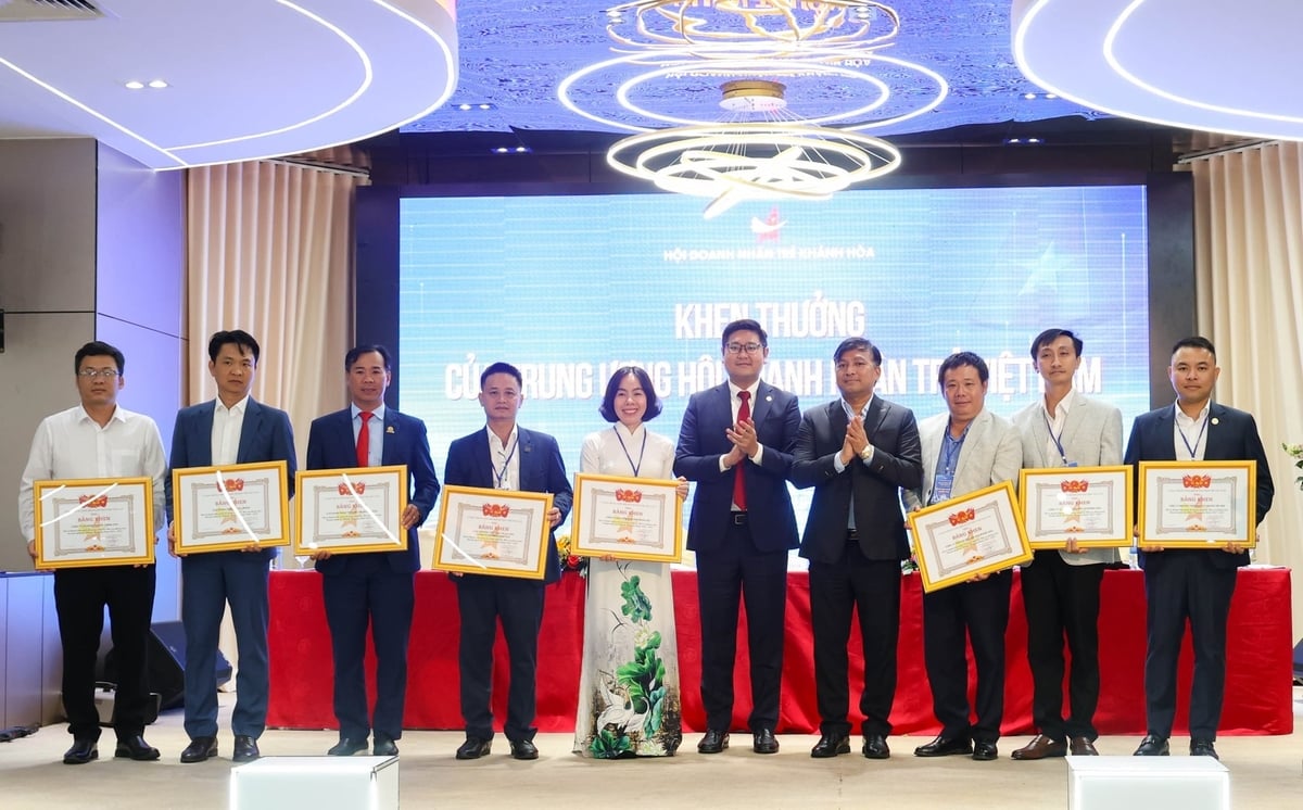Hội Doanh nhân trẻ Việt Nam tặng bằng khen cho tập thể cá nhân có thành tích xuất sắc. Ảnh: Quỳnh Châu.