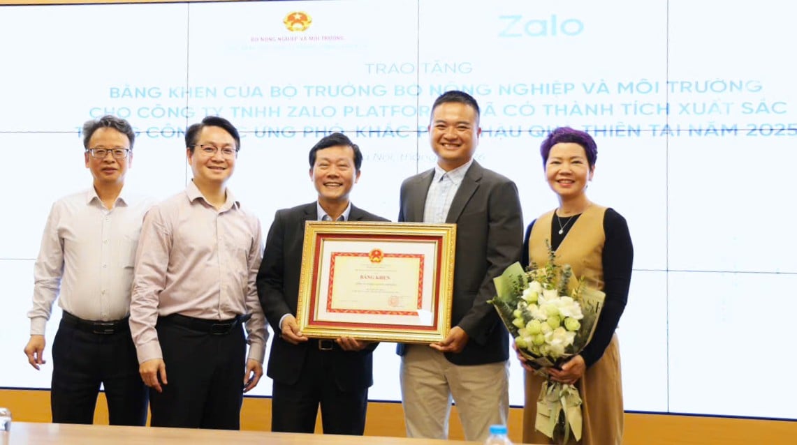 Ông Nguyễn Văn Tiến, Phó Cục trưởng Cục Quản lý đê điều và Phòng, chống thiên tai trao tặng Bằng khen của Bộ trưởng Bộ Nông nghiệp và Môi trường cho đại diện Công ty TNHH Zalo Platforms. Ảnh: Ngọc Hà.